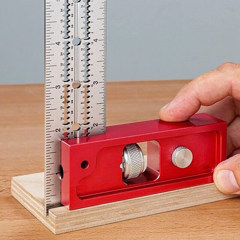 Justerbar kantlinjal for trebearbeiding